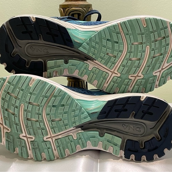 BROOKS WOMENS ADRENALINE GTS 18. Sz 8. EUC! Structured heel for foot stability! - Picture 5 of 8